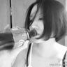 大爷大妈泳池内搓澡 酒店回应